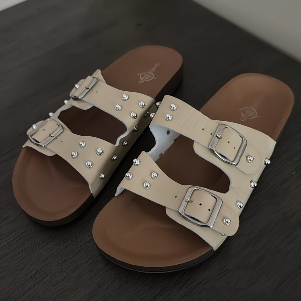 Sole Mates Women's Cream Studded 2 Bluckle Sandals Women's Sz 10 NWOT - Picture 5 of 9